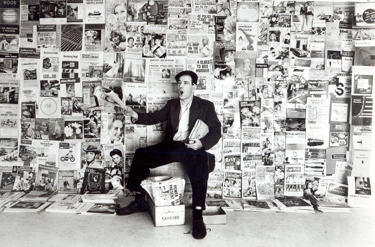 Prodavač novin, asi 1960 od English Photographer