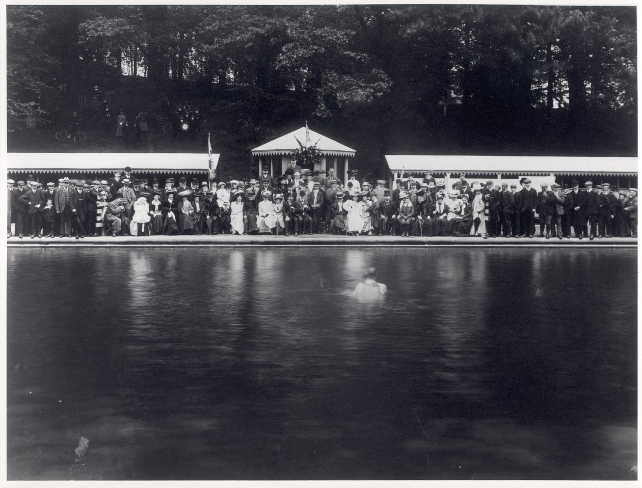 Oficiální otevření Roundhay Park Open Air Swimming Pool, Leeds, 29. července 1907 od English Photographer