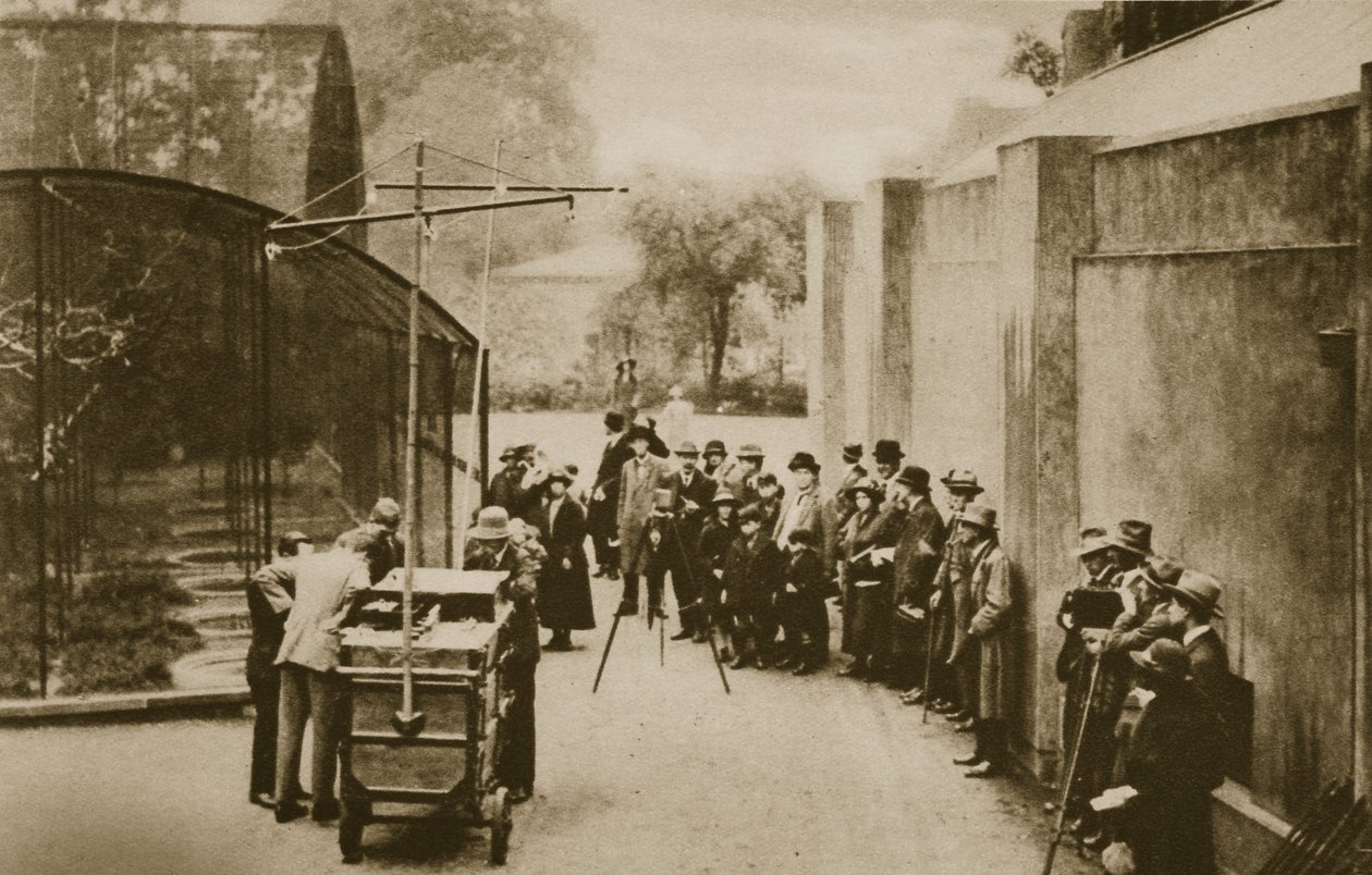 Úředníci British Broadcasting Corporation, připravující se na vysílání zvuků z voliéry v londýnské zoo (sépiová fotografie) od English Photographer