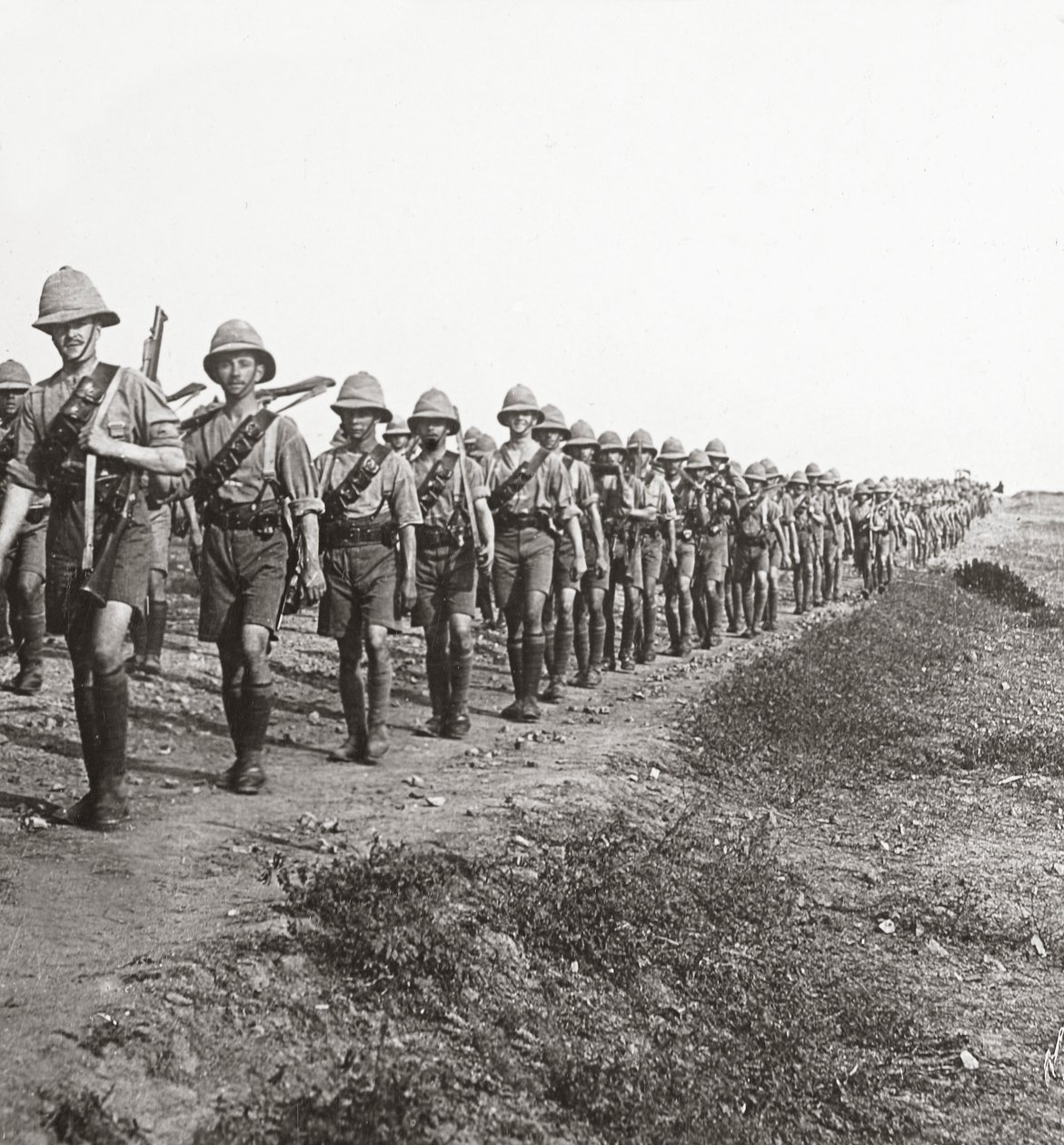Na dlouhém pochodu úmorným horkem v Bagdádu, 1917 od English Photographer