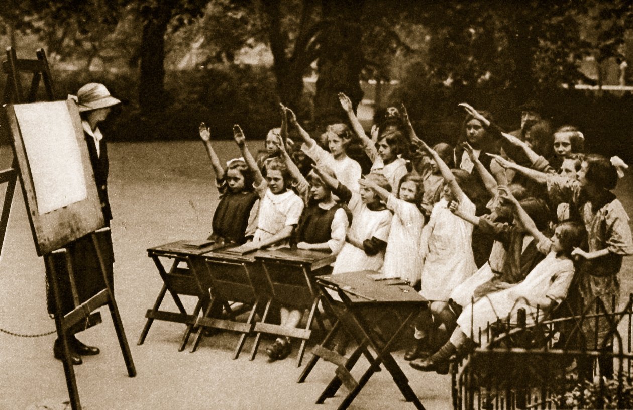 Třída pod širým nebem v Lincolns Inn Fields (sépiová fotografie) od English Photographer