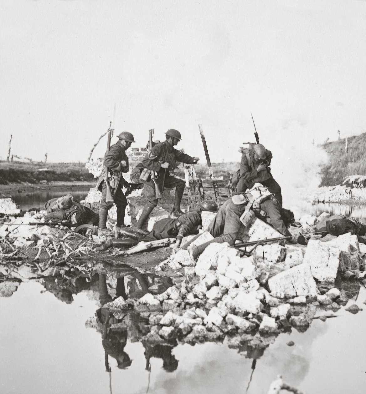 Naši nebojácní muži bojující proti velké přesile, podminují mosty a odejdou přes Crozatský kanál, 1918 od English Photographer