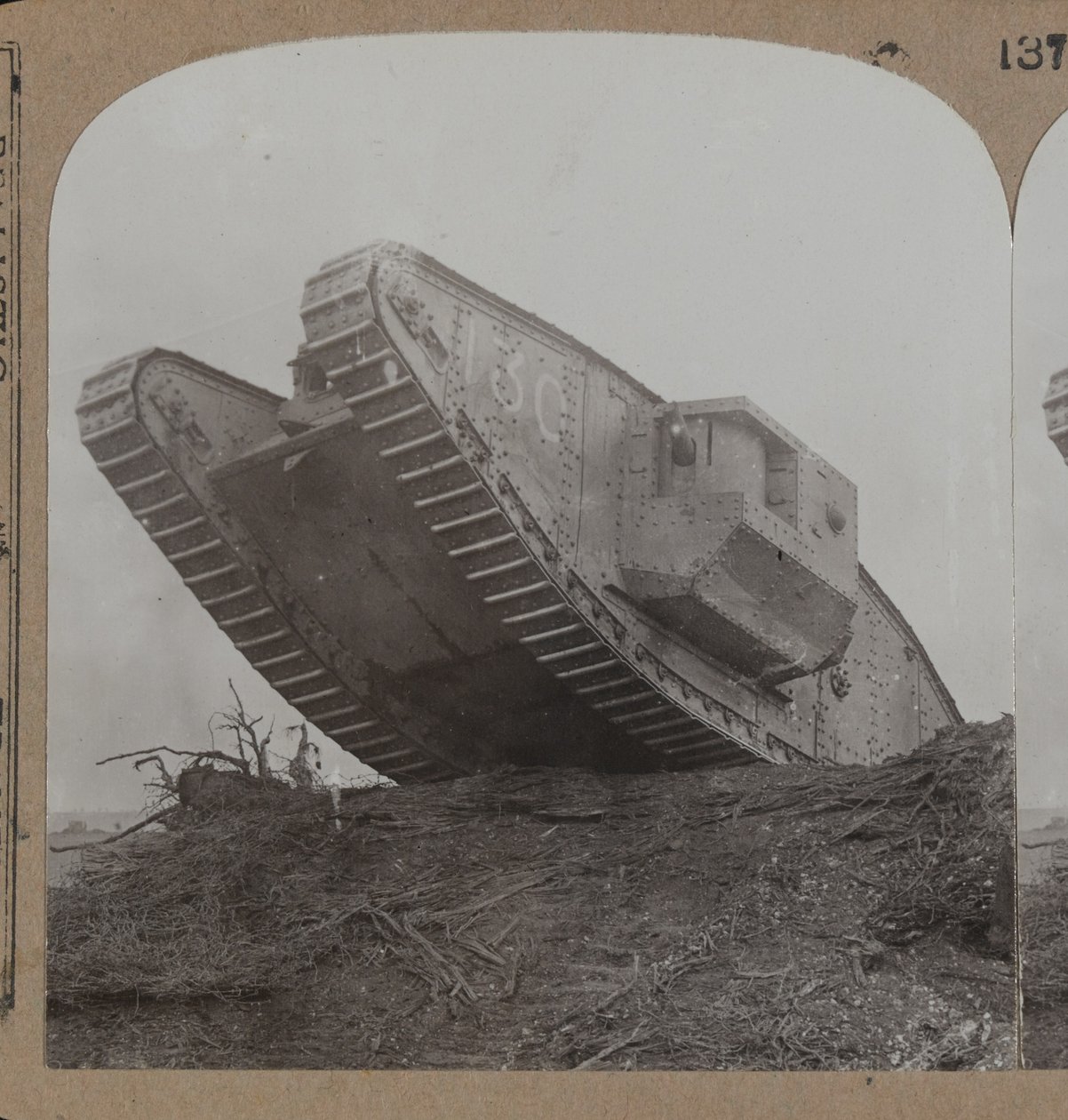 Naše monster tanky rozbijí pásy ostnatého drátu a zcela překvapí Hub v Cambrai, 1914-18 od English Photographer