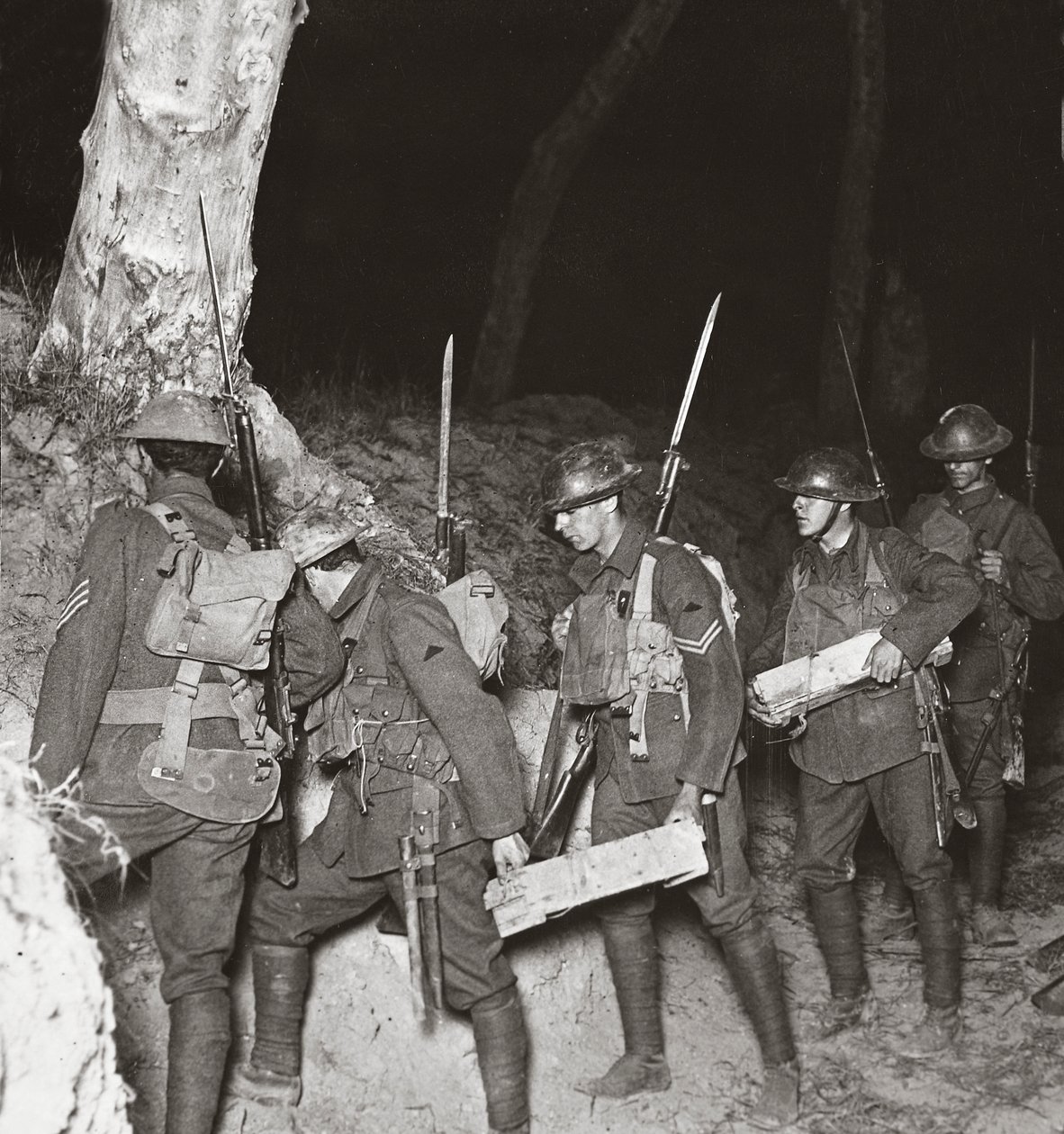 Naše jednotky odjíždějí mízou na noční operaci s cílem odříznout Huny držící se Villers-Bretonneux, 1918 od English Photographer