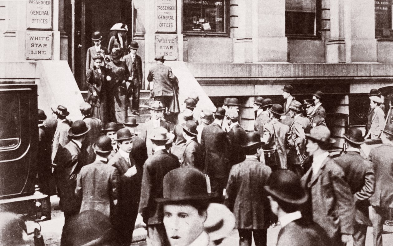 Mimo kanceláře White Star Line po potopení Titaniku, 1912 od English Photographer