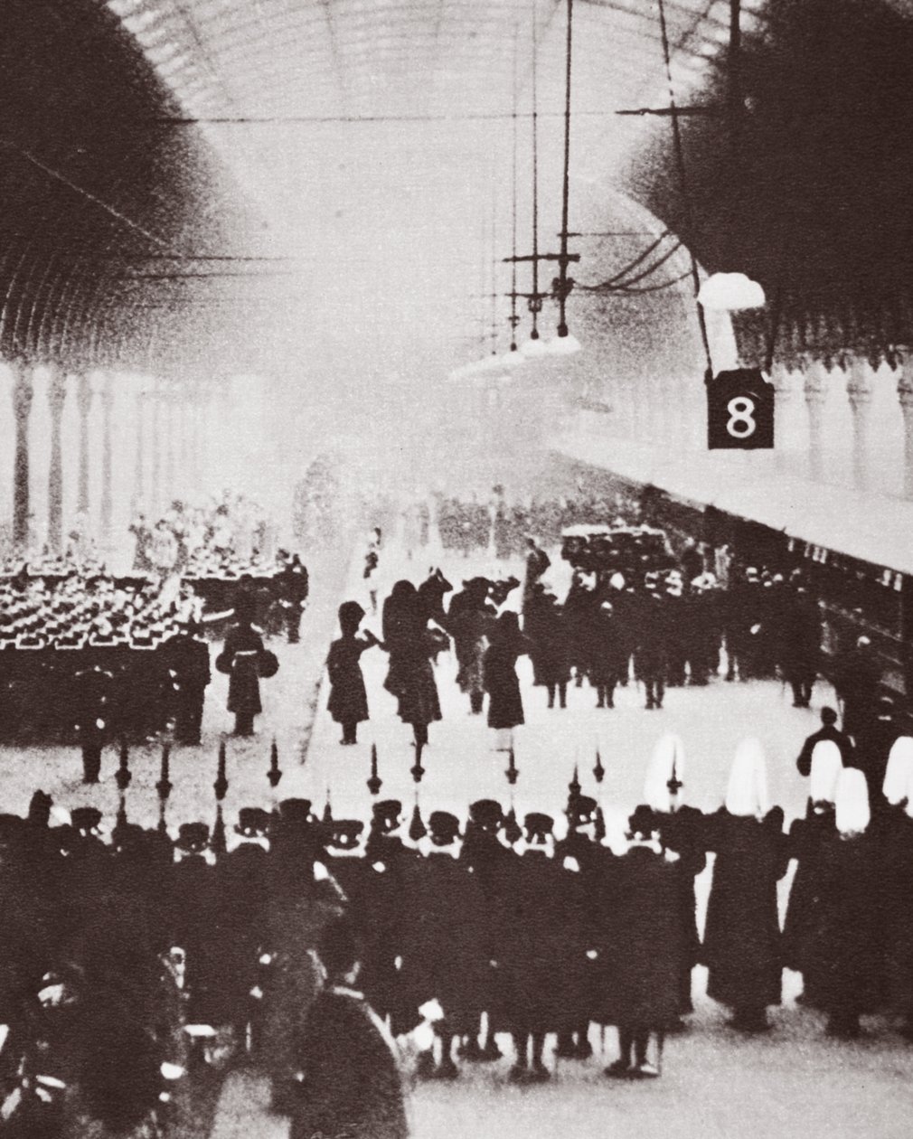Stanice Paddington, tělo George Vs na cestě k místu posledního odpočinku ve Windsoru, 1936 od English Photographer