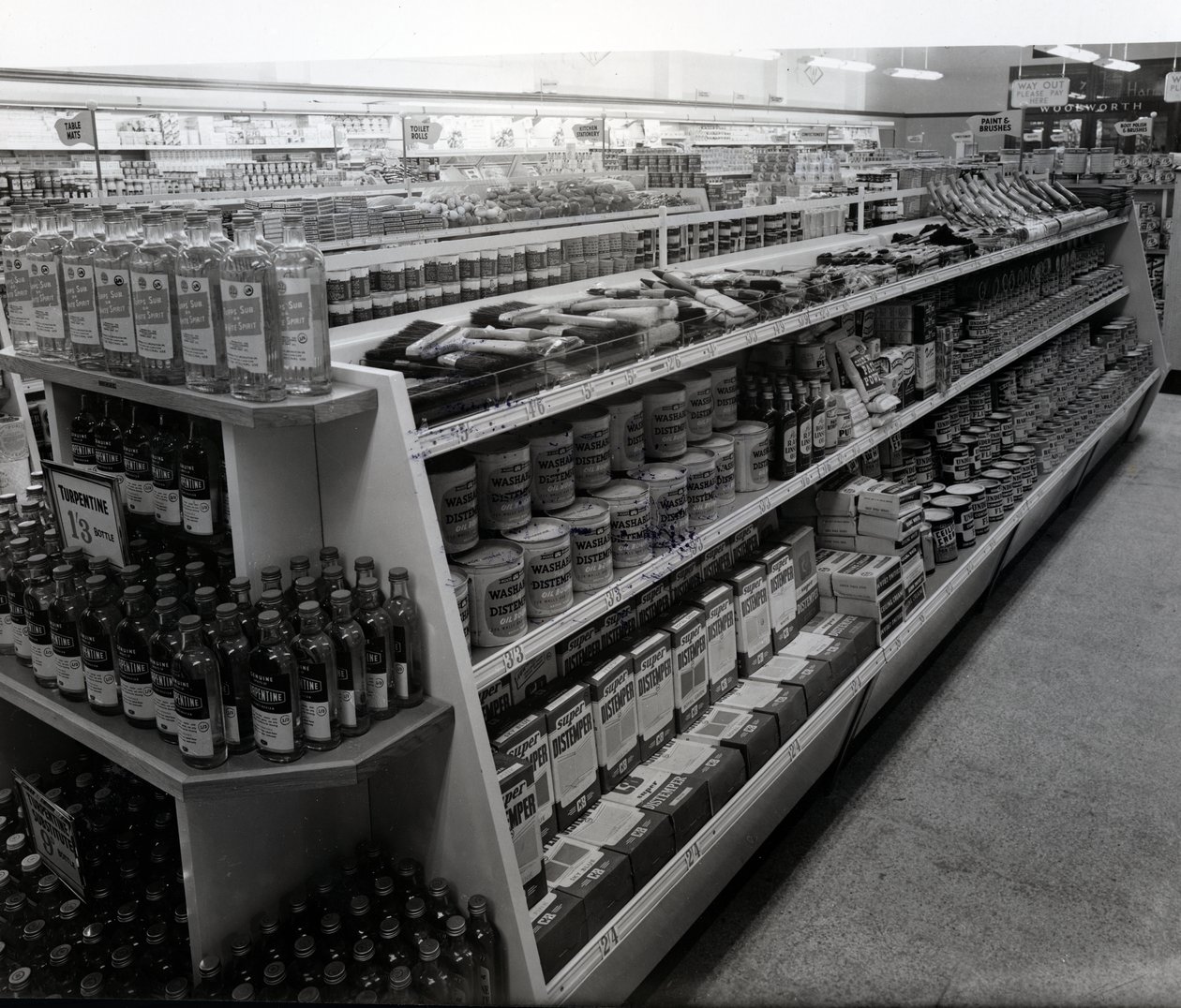 Ulička s barvami a štětci, obchod Woolworths, 1956 od English Photographer