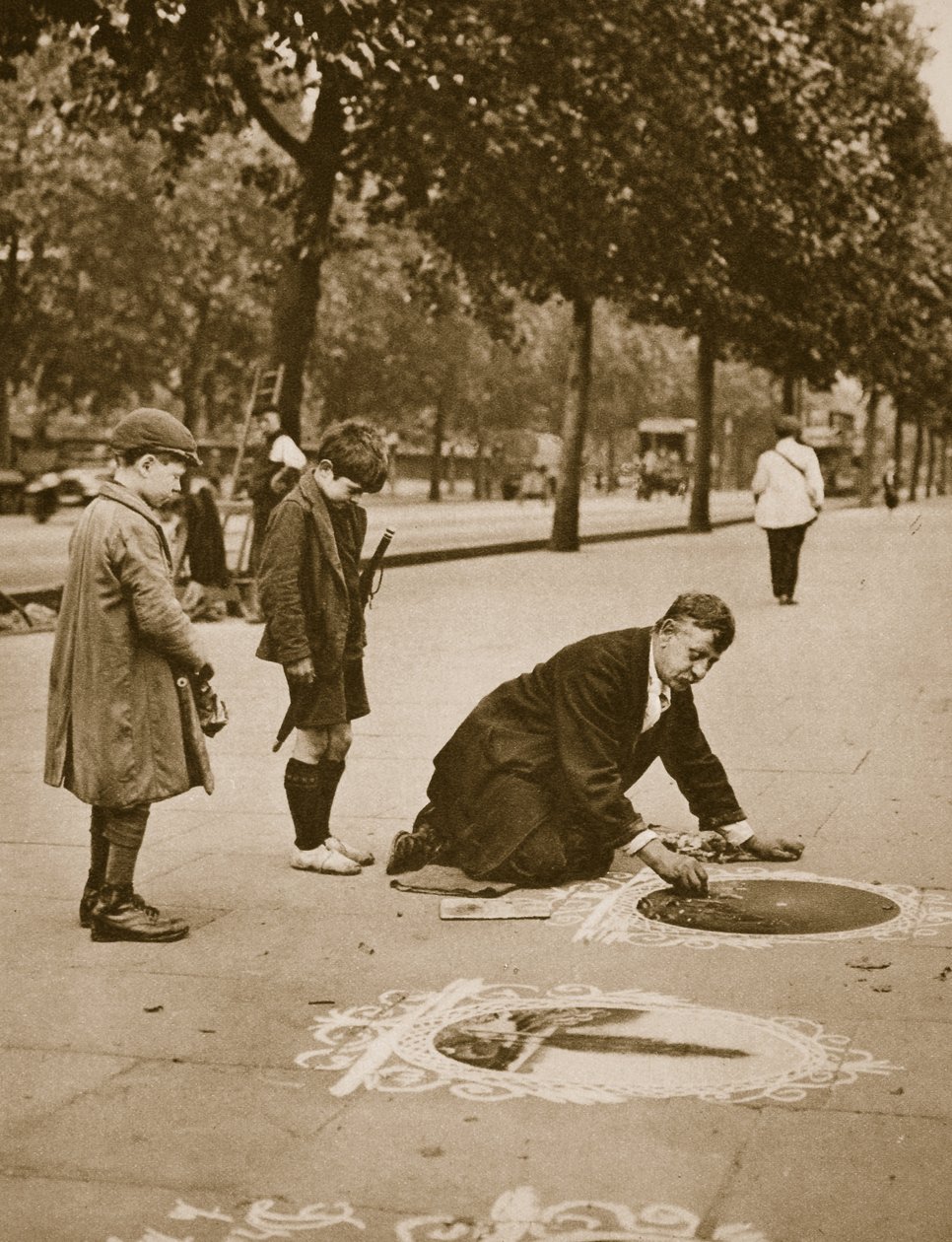 Dlažebník na nábřeží, pozorovaný dětmi (sépiová fotografie) od English Photographer