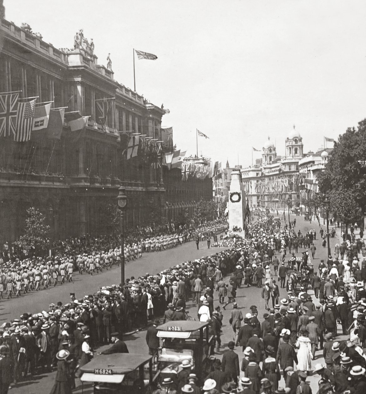 Mírový průvod indických vojáků pozdravujících Neznámého bojovníka u Cenotafu, Whitehall, 19. července 1919 od English Photographer