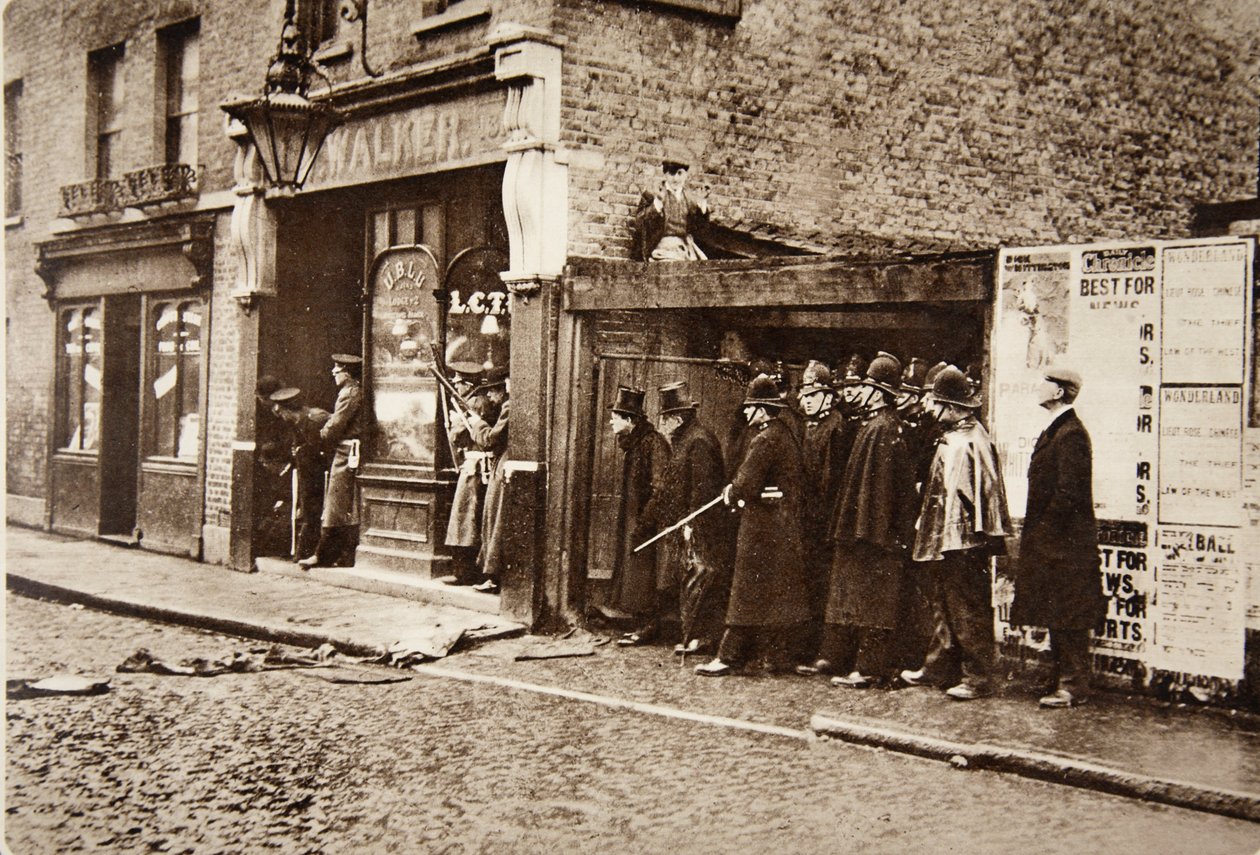 Nakoukl za rohy a vystavil se se skotskou gardou náhodné palbě obležených zlodějů: pan Winston Churchill v cylindru v East Endu v Londýně během Sidney Street Dram od English Photographer