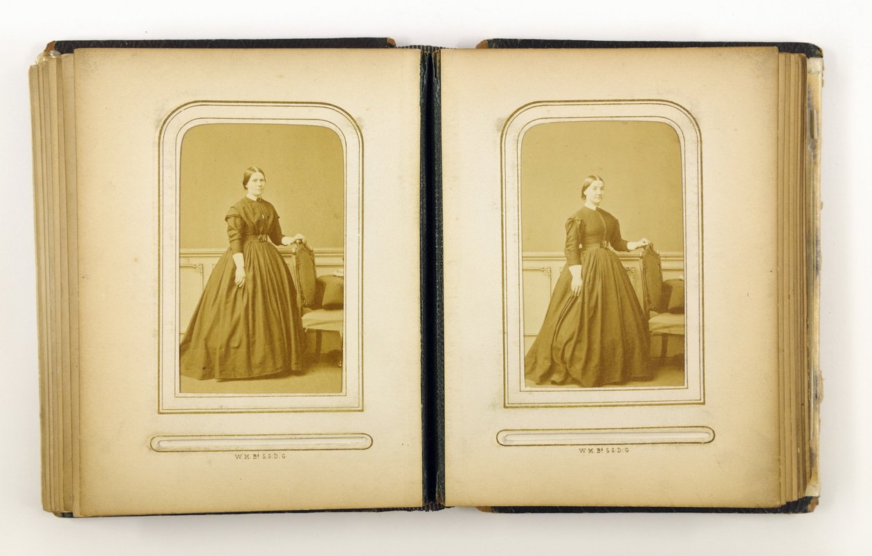 Album fotografií obsahující 31 carte de visite, 1867 od English Photographer