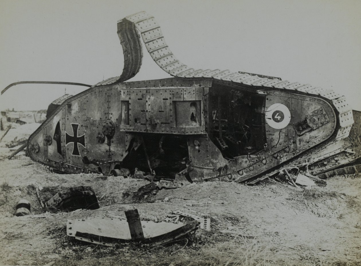 Fotografie vyřazeného tanku britské výroby s německými značkami od English Photographer