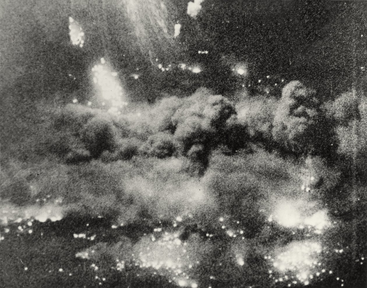 Fotografie zobrazující pohledy na Berlín, včetně poškození bombou, Německo, 1945 od English Photographer