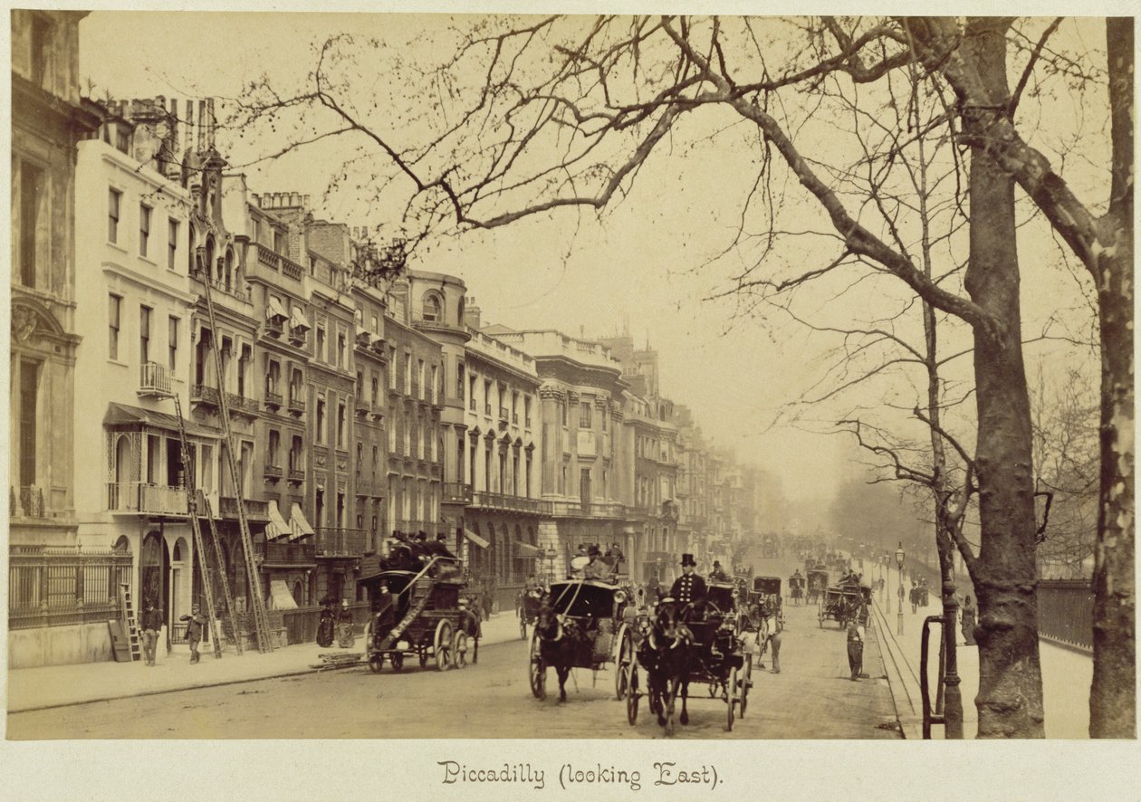 Piccadilly orientovaná na východ, (sépiová fotografie) od English Photographer