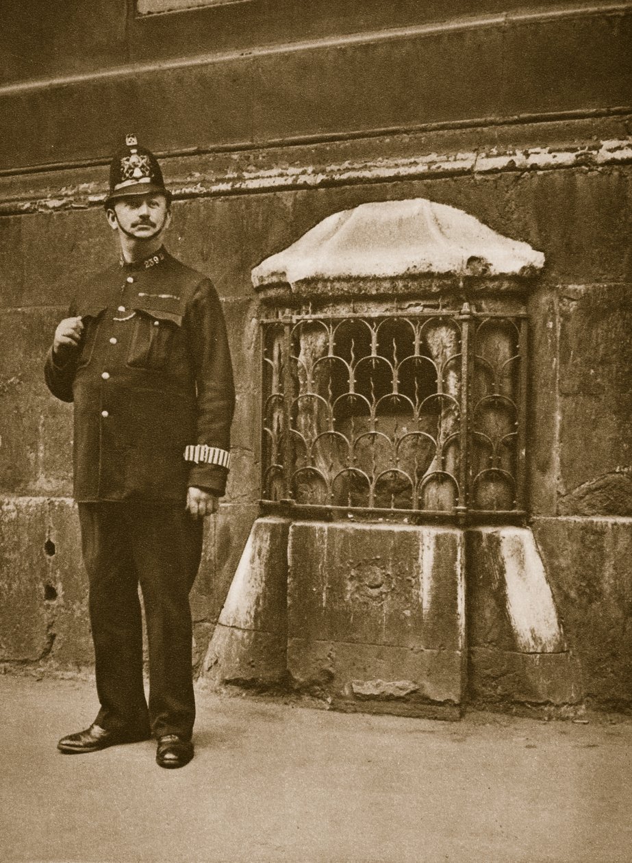 Policista stojící vedle kamene zasazeného do zdi St. Swithins, Cannon Street (sépiová fotografie) od English Photographer