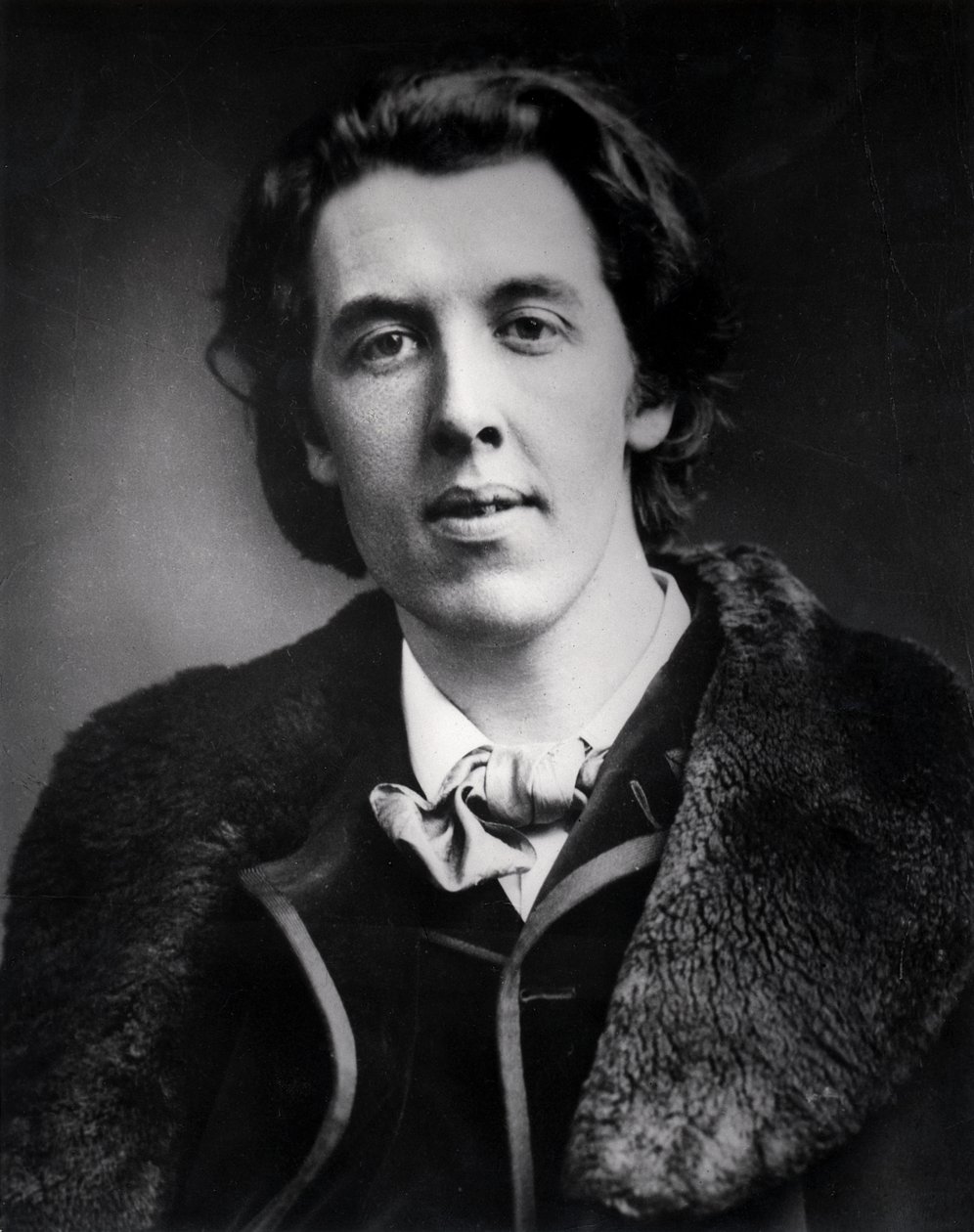 Portrét Oscara Wilda (1854-1900) v kabátu s kožešinovým límcem, který si koupil na cestu do Ameriky, 1881 od English Photographer