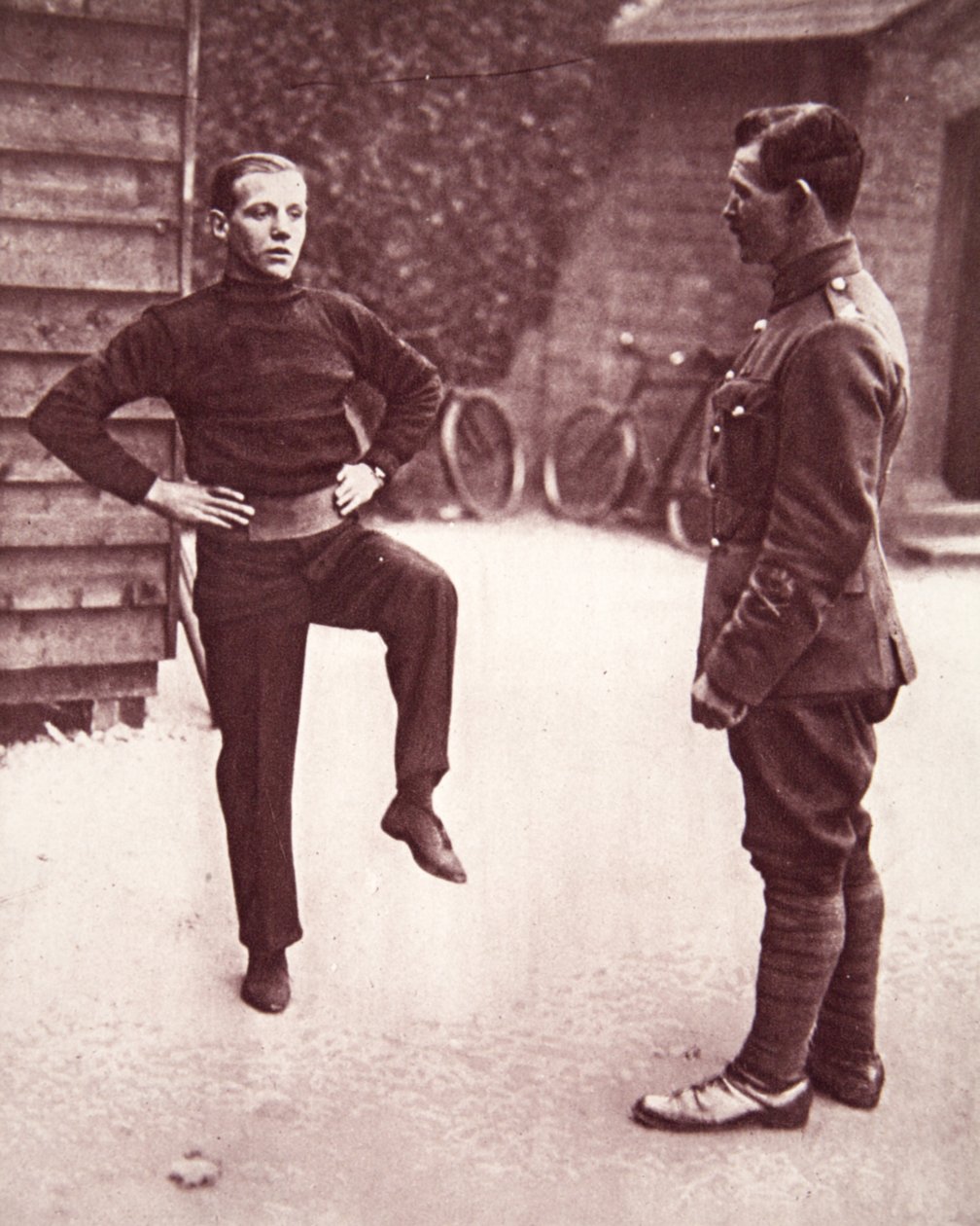 Vojín Jimmy Wildes první cvičení na Aldershot, ilustrace z The Illustrated War News, 7. února 1917 (sépiová fotografie) od English Photographer