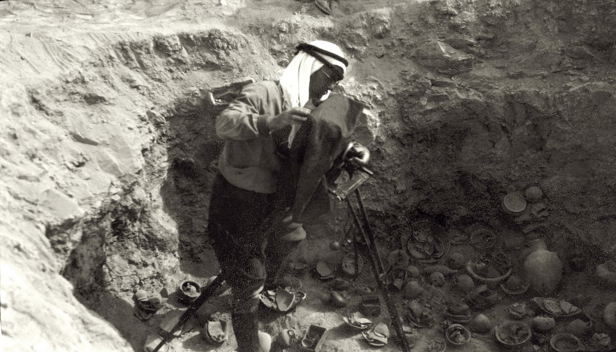 Profesor John Garstang fotografuje rozbitou keramiku in situ při vykopávkách v Jerichu, 1930-36 od English Photographer