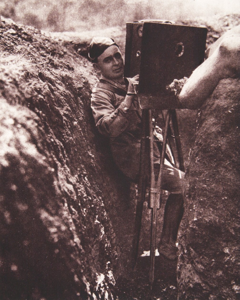 Chráněno před kulkami pancéřovým ocelovým štítem: operátor při práci, ilustrace z The Illustrated War News, 13. září 1916 (sépiová fotografie) od English Photographer