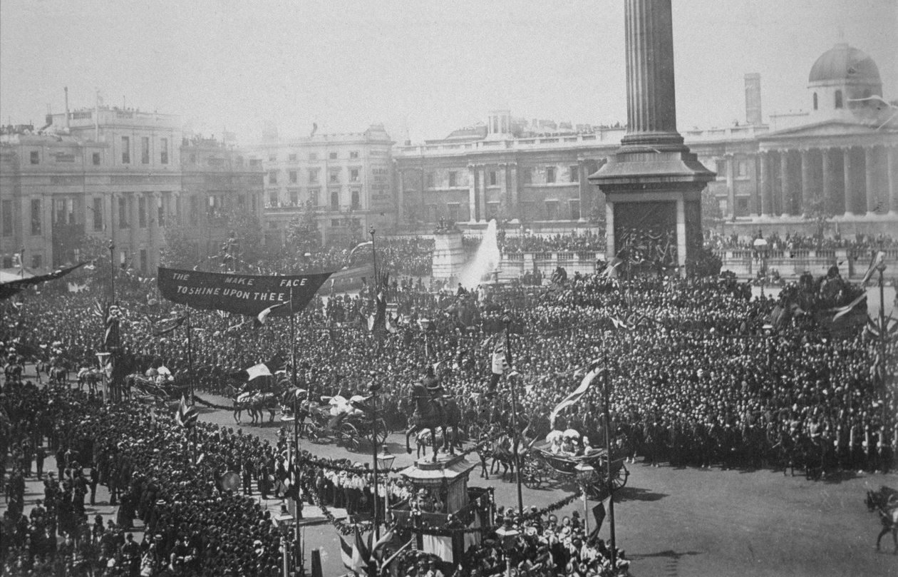 Královna Viktorie (1819-1901) projížděla Trafalgarským náměstím během oslav zlatého jubilea, 1887 od English Photographer