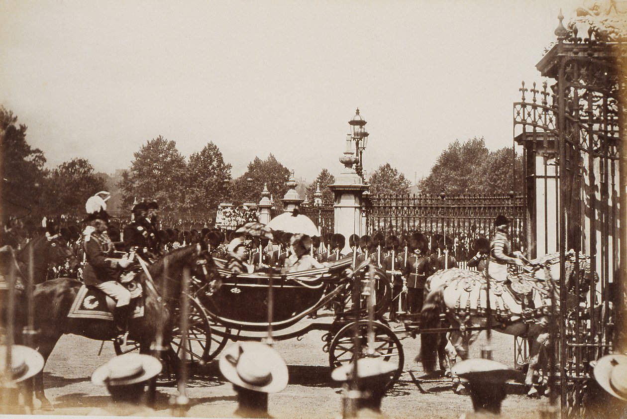 Královna Viktorie (1819-1901) projížděla centrem Londýna během oslav zlatého jubilea, 1887 od English Photographer