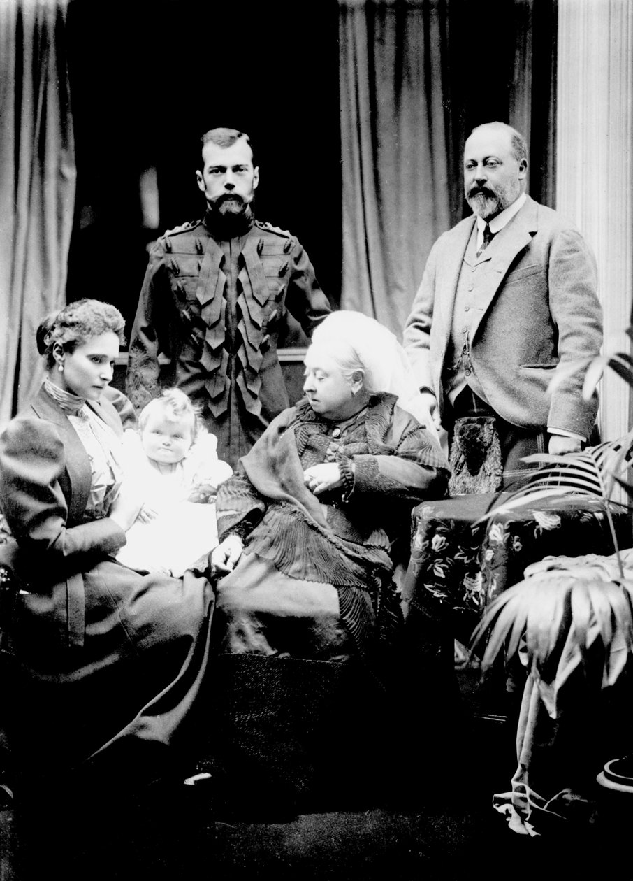 Královna Viktorie, car Mikuláš II., carevna Alexandra Fjodorovna, její dcera Olga Nikolajevna a Albert, princ z Walesu, fotografované v Balmoral, 1896 od English Photographer