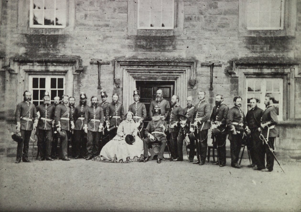 Královna Viktorie a armádní důstojníci, ze sbírky plukovníka Philipa S Newtona, 1860 od English Photographer