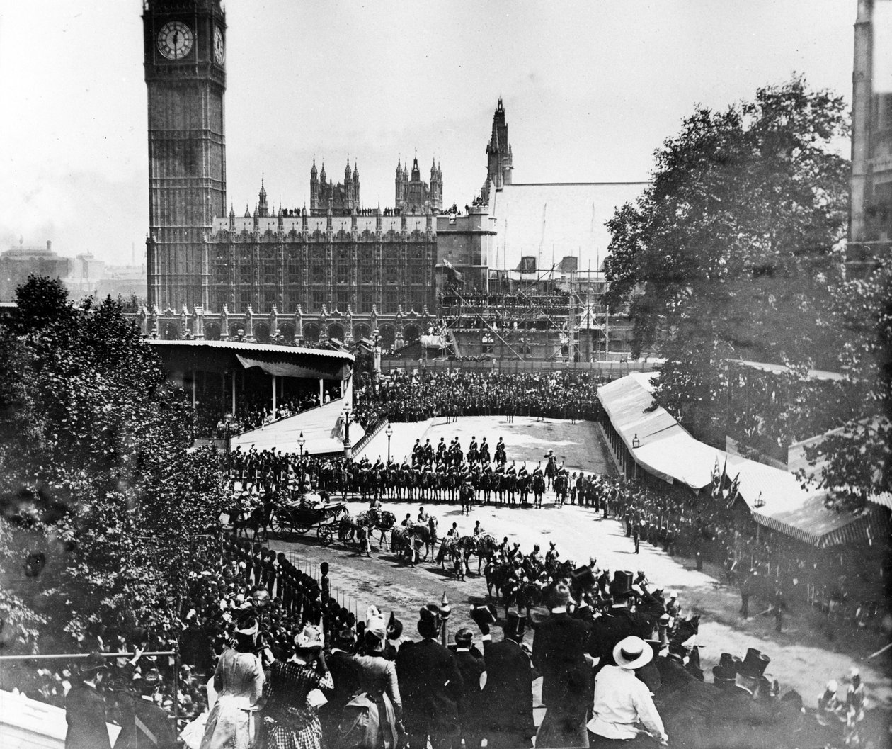 Královna Viktorie procházející Westminsterským opatstvím ve svém diamantovém jubilejním průvodu, 1897 od English Photographer