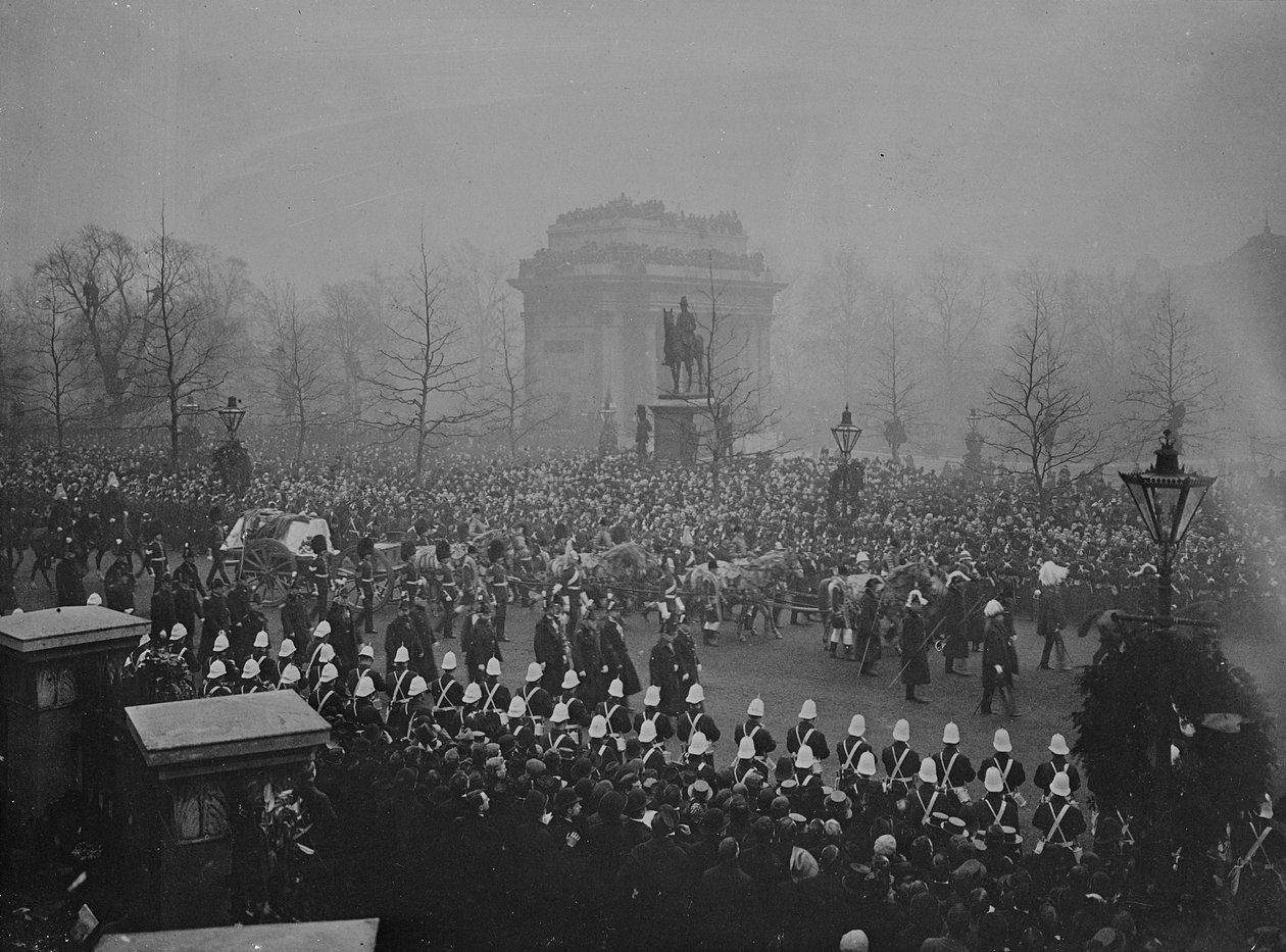 Pohřební průvod královny Viktorie prochází kolem Wellington Arch, 2. února 1901 od English Photographer