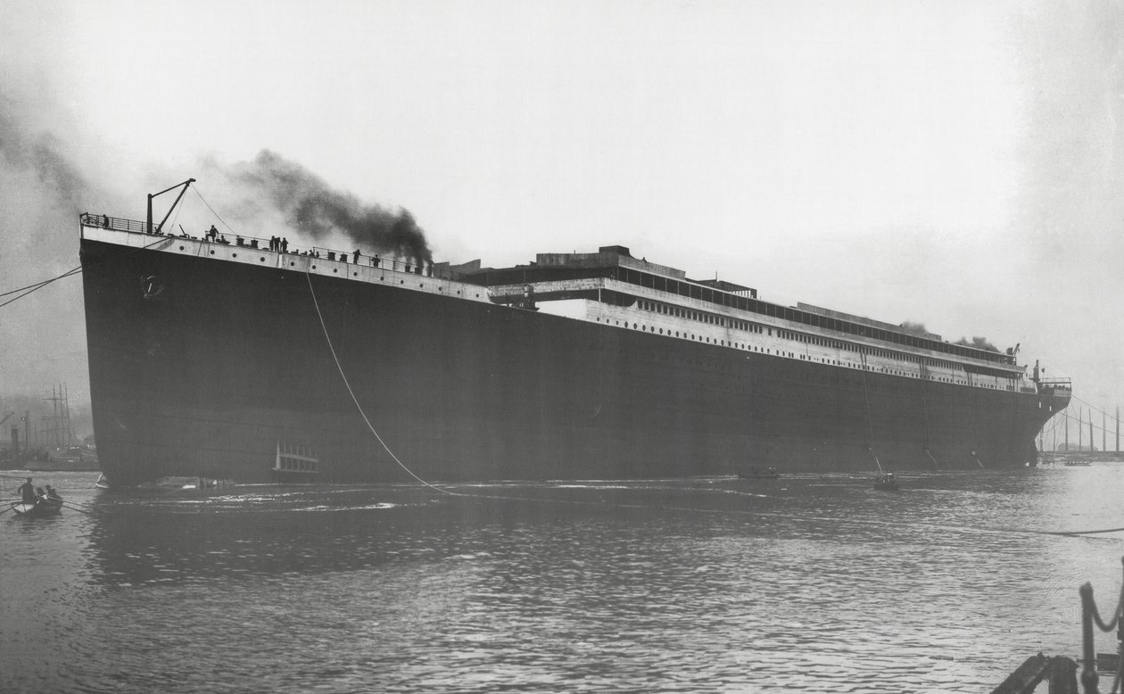 RMS Titanic spuštěn: Titanic poprvé na hladině, ale bez motorů, kotlů, strojů a armatur, 31. května 1911 od English Photographer