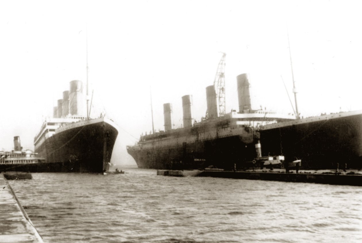 RMS Titanic se přesouvá ze suchého doku, aby její sesterská loď RMS Olympic mohla vyměnit vrtuli, 6. března 1912 od English Photographer
