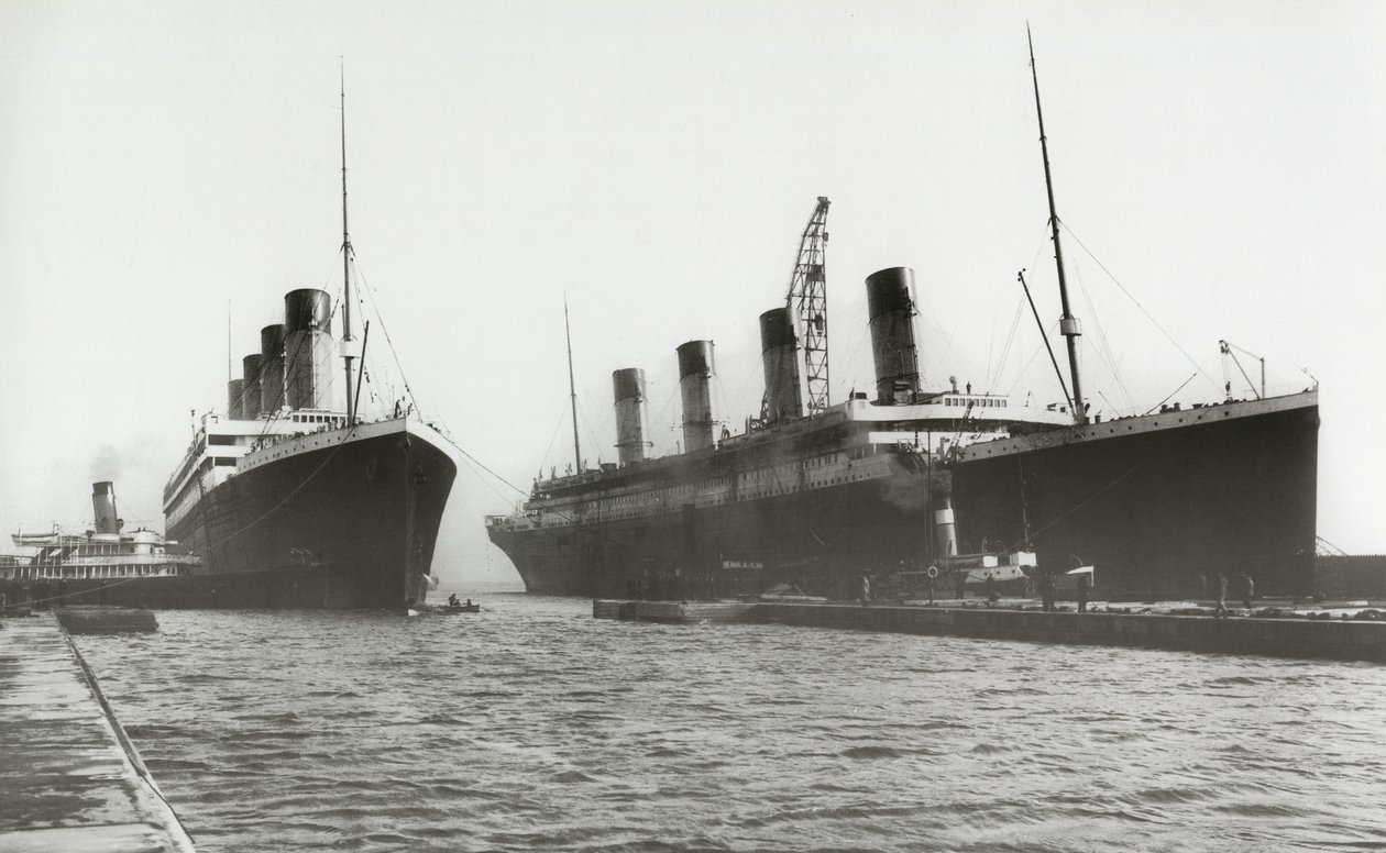 RMS Titanic se přesouvá ze suchého doku, aby její sesterská loď RMS Olympic mohla vyměnit vrtuli, 6. března 1912 od English Photographer