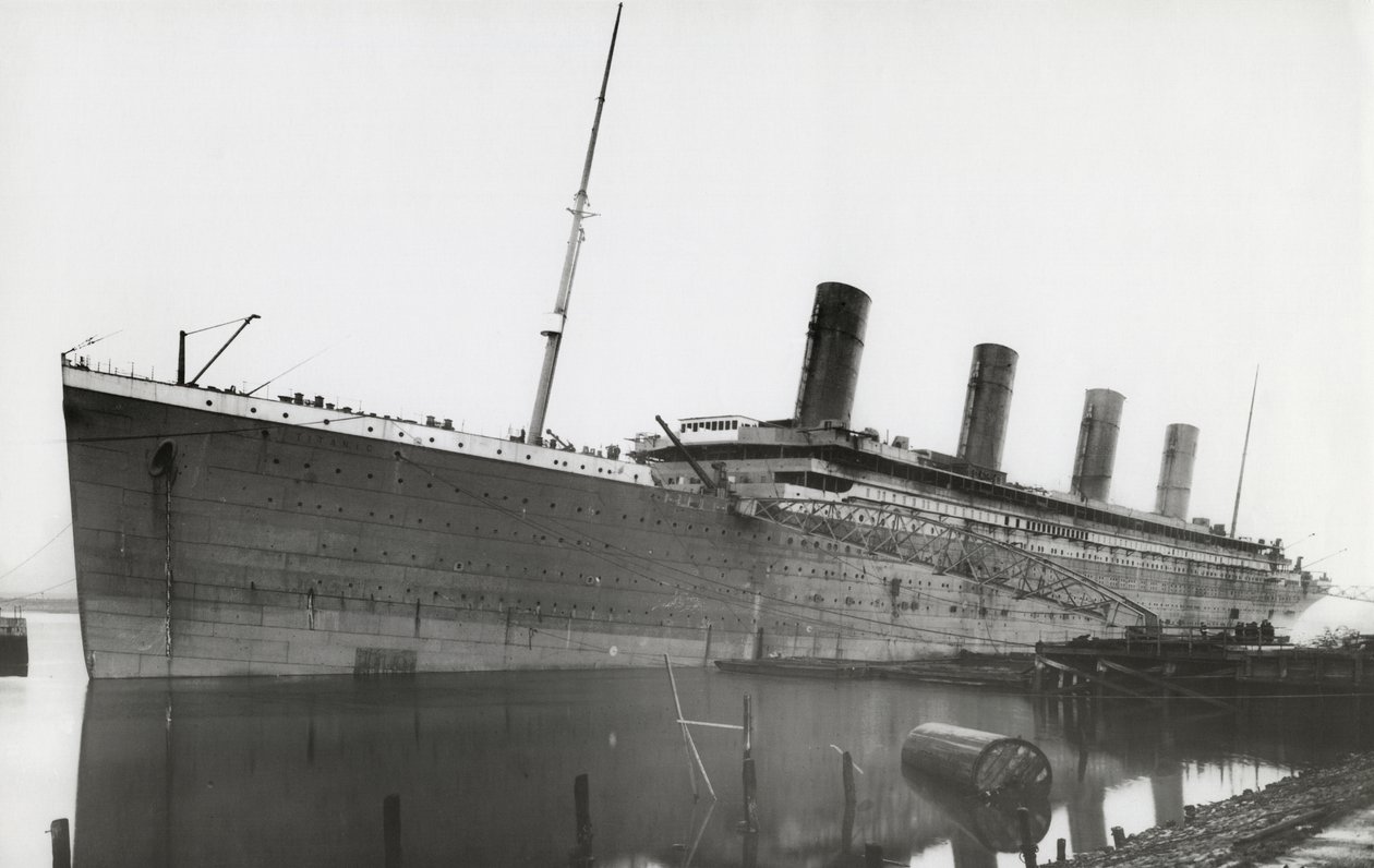 RMS Titanic při vybavování, 1. ledna 1912 od English Photographer