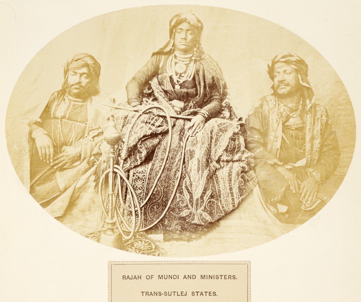 Rajah of Mundi and Ministers, Trans-Sutlej States, z The People of India, od J. Forbes Watson, publikoval 1868 (tisk alba) od English Photographer