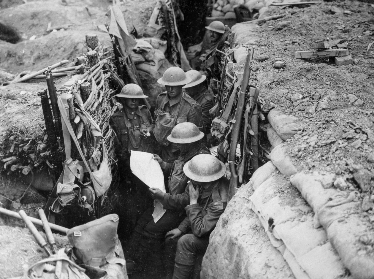 Čtení novin v zákopech, 1916-17 od English Photographer