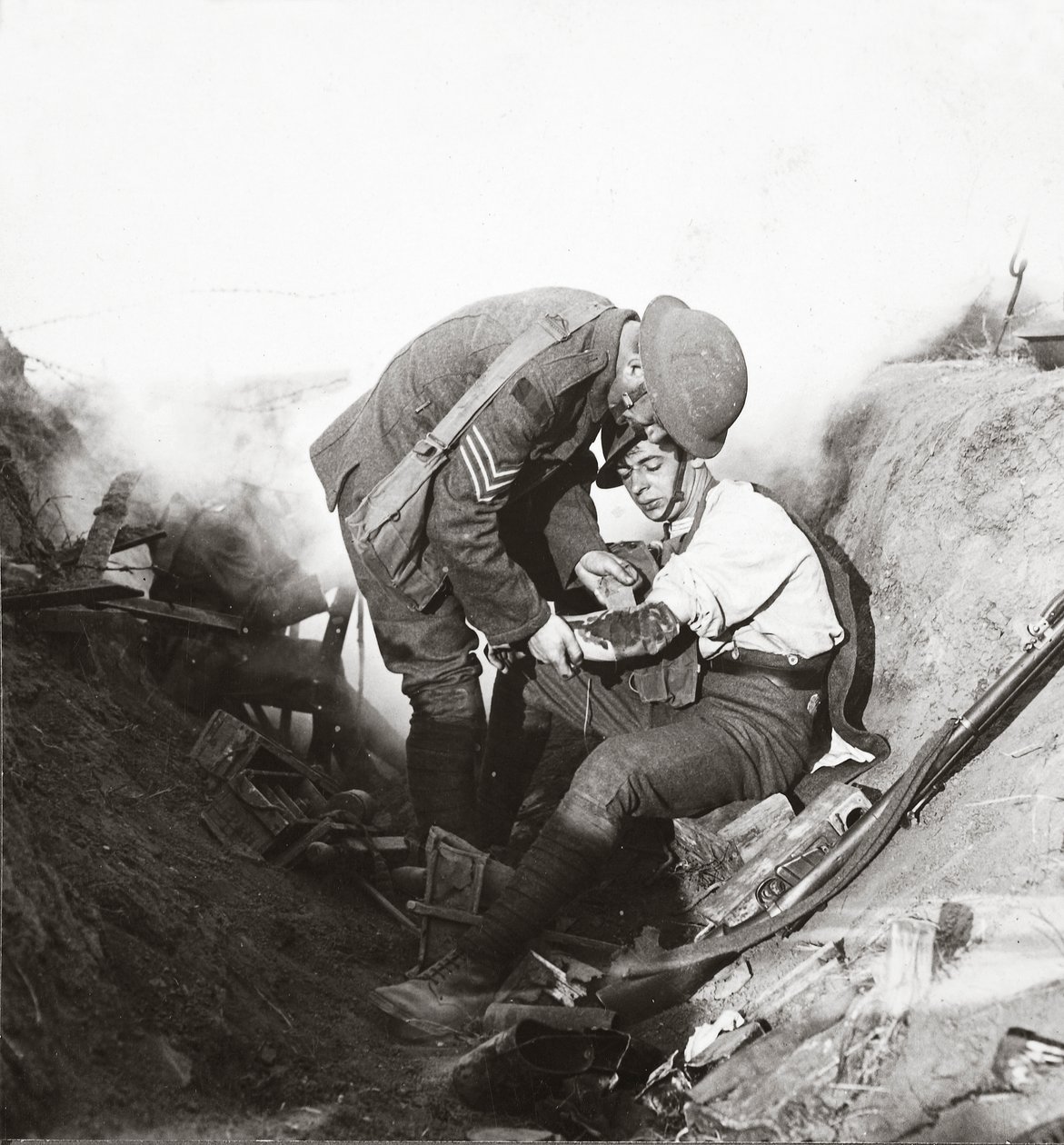 První pomoc od seržanta v míze během vrcholící bitvy u Peronne, 1918 od English Photographer
