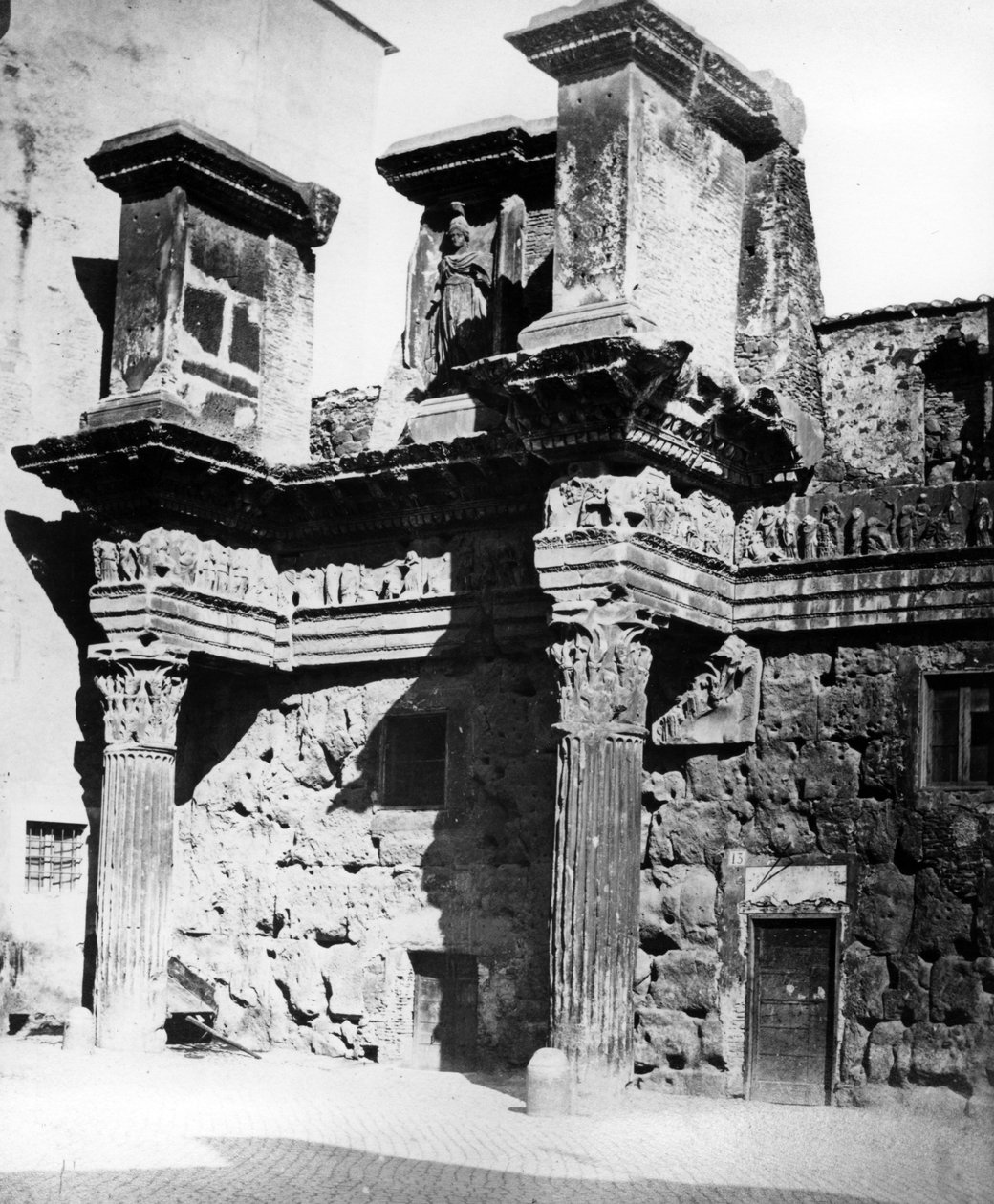 Zbytky peristylu chrámu Minerva na fóru Nerva, Řím kolem roku 1890 od English Photographer