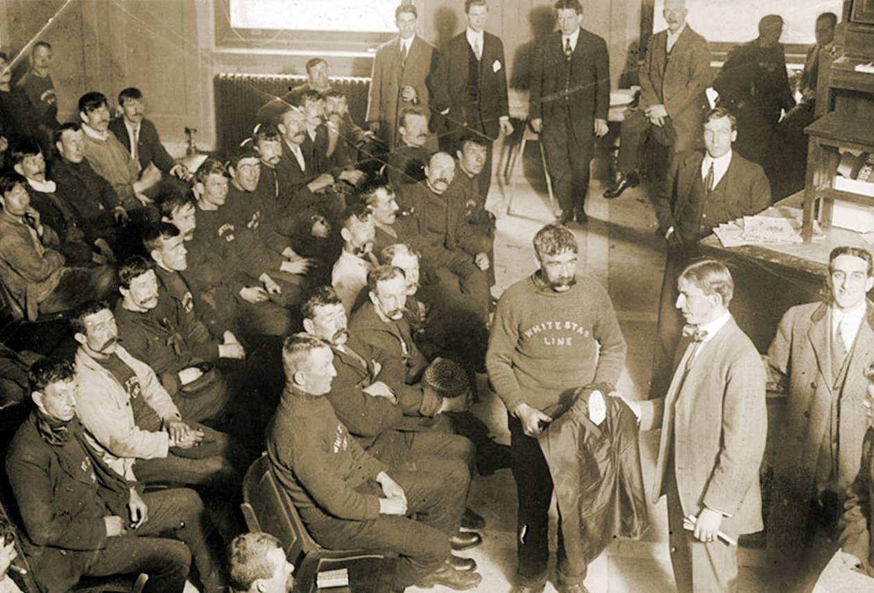 Zachránění členové posádky z Titaniku dostali suché oblečení v New Yorku, 1912 (sépiová fotografie) od English Photographer