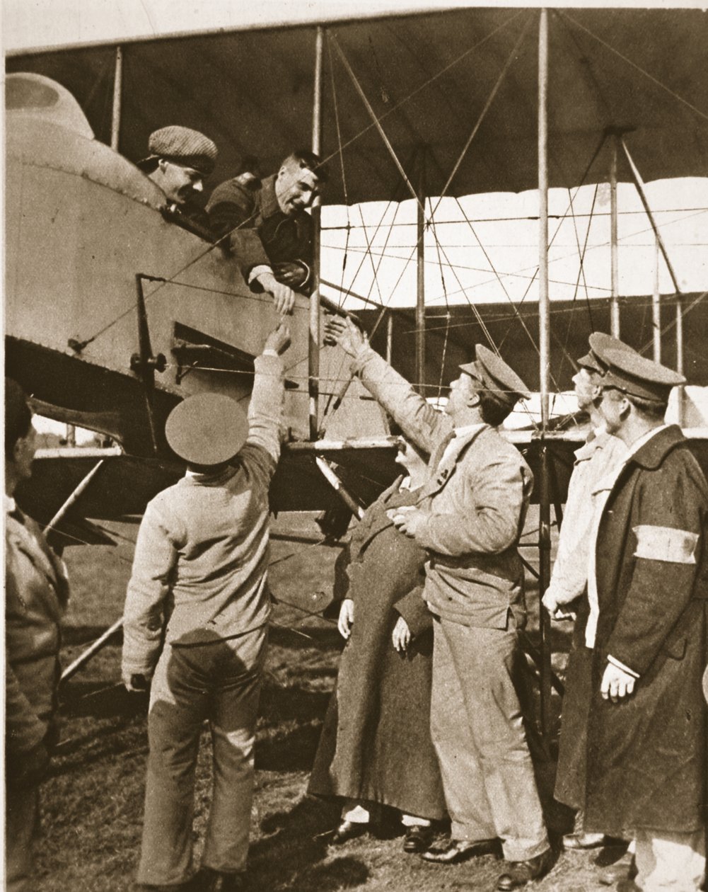 Rizika ze vzduchu jako odklon po zákopech! Zranění vojáci podnikající letecké výlety, z The Illustrated War News, 5. července 1916 (sépiová fotografie) od English Photographer