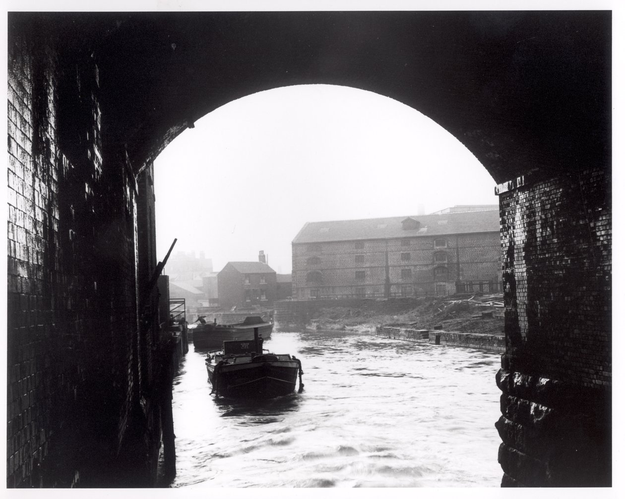 River Aire při pohledu z Dark Arches, Leeds, 1951 od English Photographer