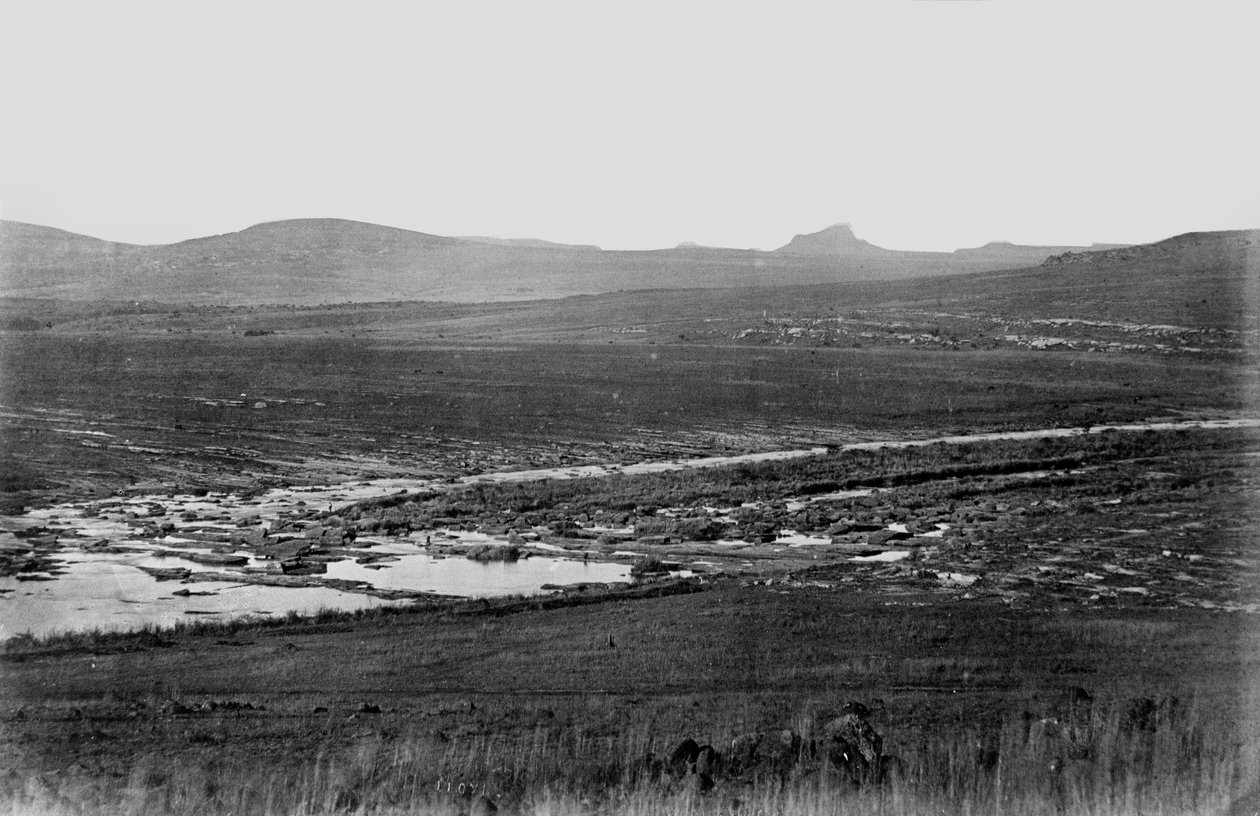 Rorkes Drift s Isandlwanou v dálce, 1879 od English Photographer