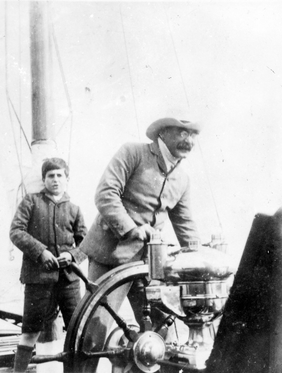 Rudyard Kipling a jeho syn John na jachtě 