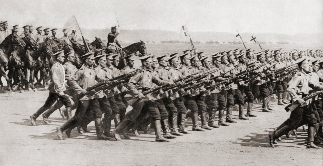 Ruský pěší pluk pochodující v bojové soupravě během první světové války, z „Ilustrovaných válečných zpráv“, 1914 od English Photographer