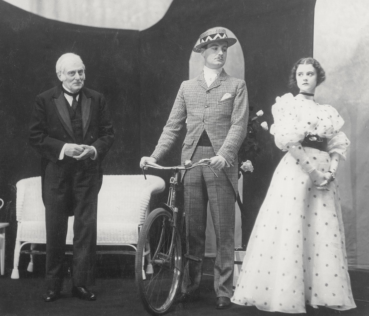 Scéna z The Importance of Being Earnest, od Oscara Wildea (1854-1900) v Lyric Hammersmith, 7. června 1930 od English Photographer