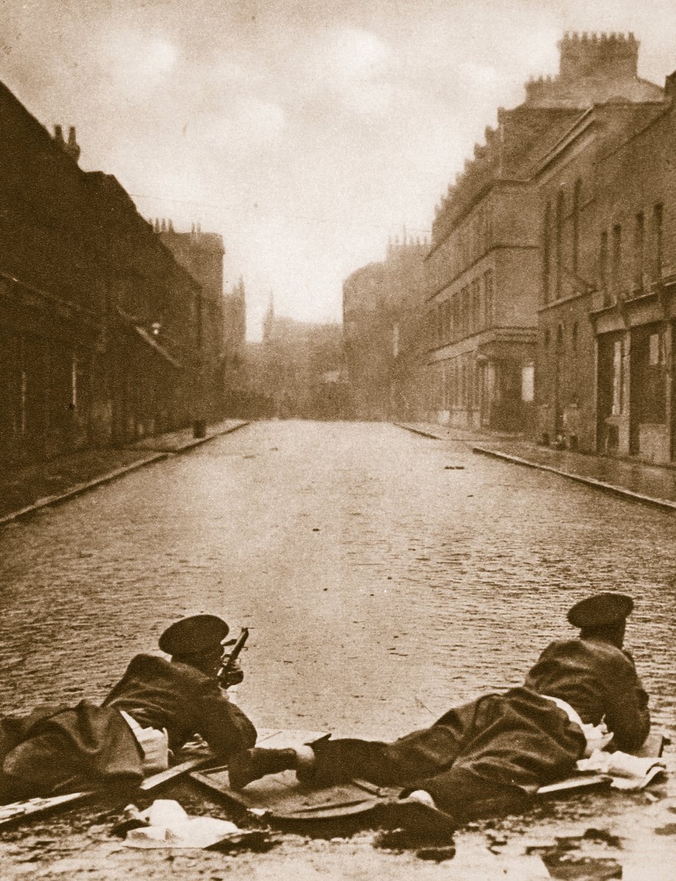 Skotská garda drží stráž na Sydney Street, 1911 (sépiová fotografie) od English Photographer