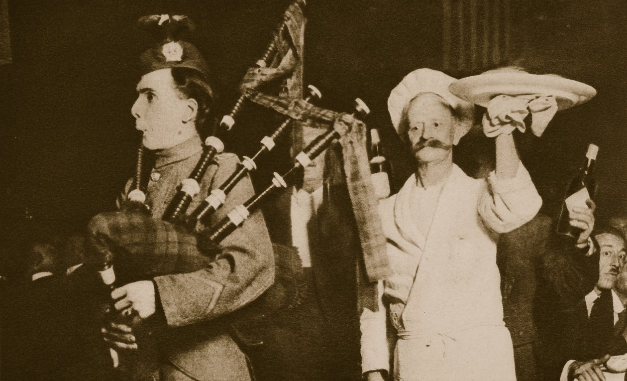 Skotský dudák uvádí haggis na kaledonský banket v Londýně (sépiová fotografie) od English Photographer
