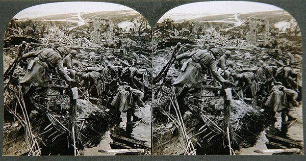 Searching the Ruins, Somewhere in France, c.1914-18 (želatinový stříbrný tisk) od English Photographer