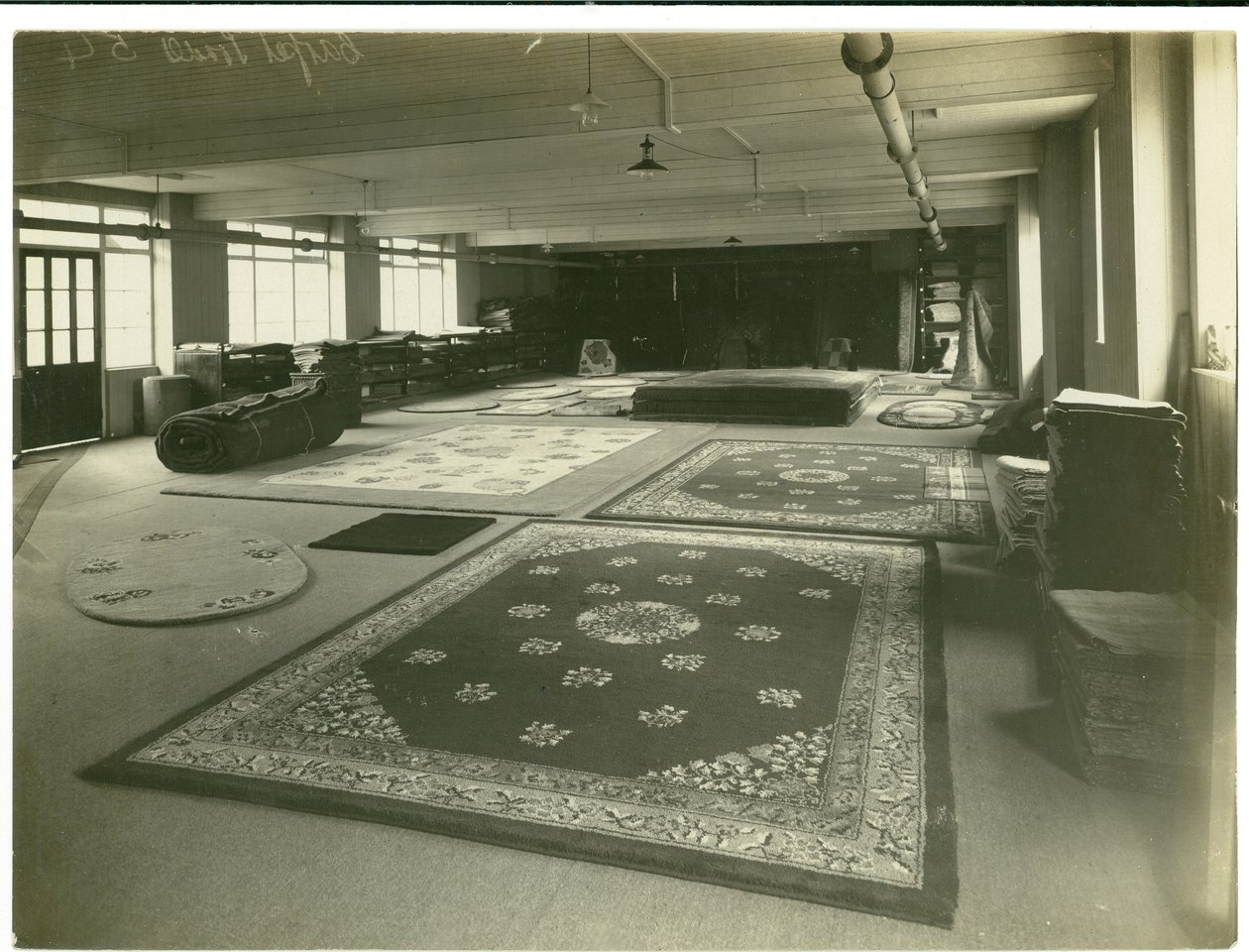 Showroom pro anglo-turecké vazby, Carpet Trades, 1923 od English Photographer