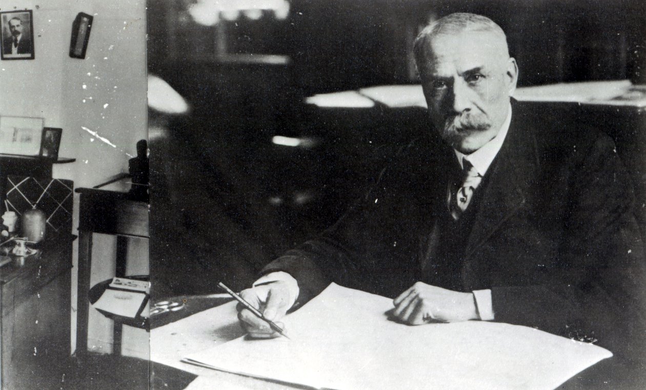 Sir Edward Elgar (1857-1934) při práci na jedné ze svých orchestrálních partitur od English Photographer