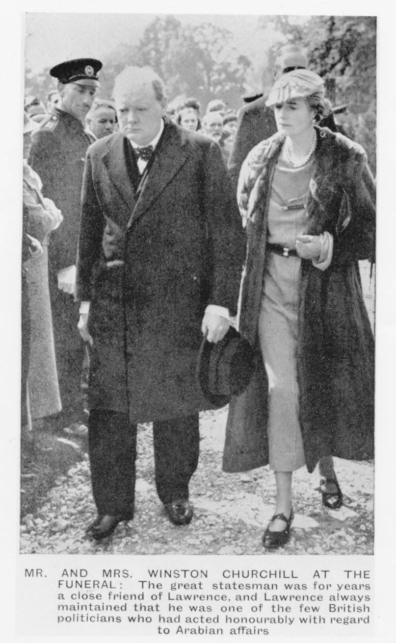 Sir Winston Churchill (1874-1965) a jeho manželka Clementine Ogilvy na pohřbu T. E Lawrence (1888-1935) 1935 od English Photographer